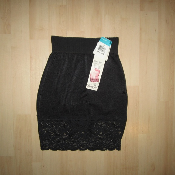 Vanity Fair Other - Vtg Vanity Fair Black Skinny Slip